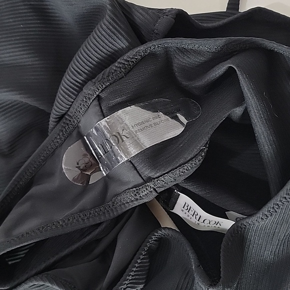 Berlook Backless Ribbed Swimsuit - Picture 4 of 6